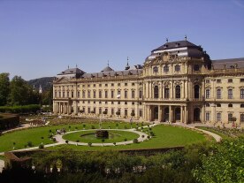 1440px-Wu_rzburg_Residenz_Ru_ckansicht_07