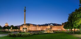 1920px-Neues_Schloss_Schlossplatzspringbrunnen_Jubila_umssa_ule_Schlossplatz_Stuttgart_2015_01